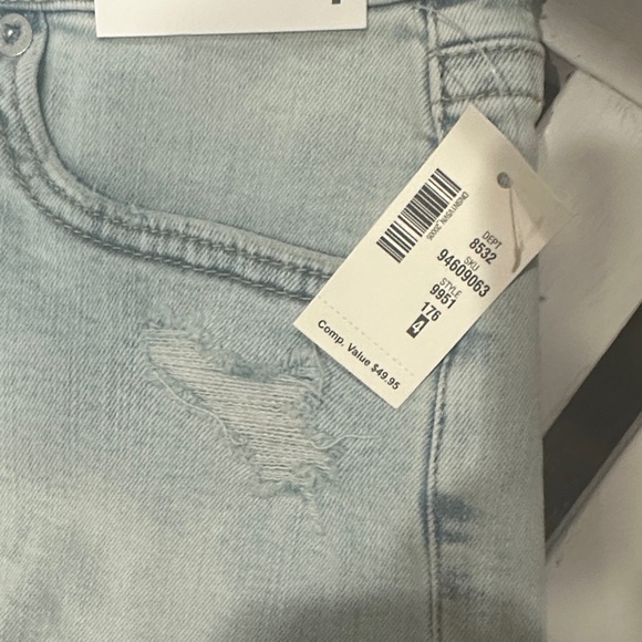 Aeropostale Light Wash Jean Shorts - Picture 3 of 7